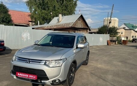 Mitsubishi Outlander III рестайлинг 3, 2014 год, 2 450 000 рублей, 2 фотография