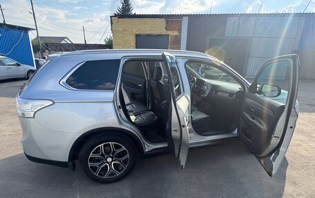 Mitsubishi Outlander III рестайлинг 3, 2014 год, 2 450 000 рублей, 10 фотография