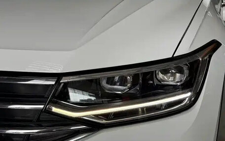 Volkswagen Tiguan II, 2023 год, 2 500 666 рублей, 2 фотография