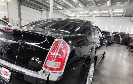 Chrysler 300C II, 2012 год, 1 750 000 рублей, 26 фотография