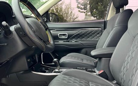 Mitsubishi Outlander III рестайлинг 3, 2021 год, 1 520 000 рублей, 6 фотография