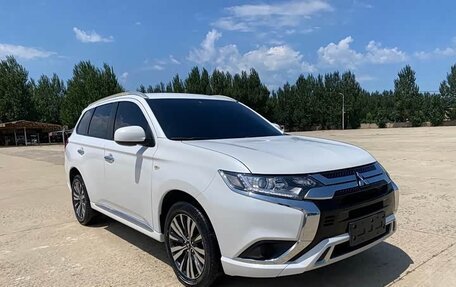 Mitsubishi Outlander III рестайлинг 3, 2022 год, 1 610 000 рублей, 3 фотография