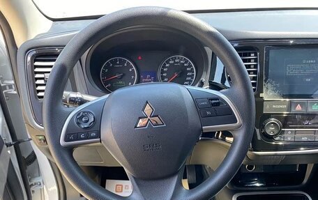 Mitsubishi Outlander III рестайлинг 3, 2022 год, 1 610 000 рублей, 11 фотография