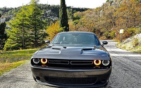 Dodge Challenger III рестайлинг 2, 2015 год, 2 650 000 рублей, 6 фотография