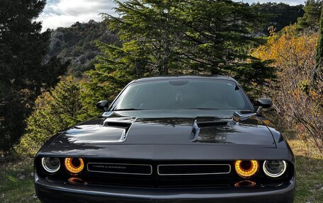 Dodge Challenger III рестайлинг 2, 2015 год, 2 650 000 рублей, 24 фотография