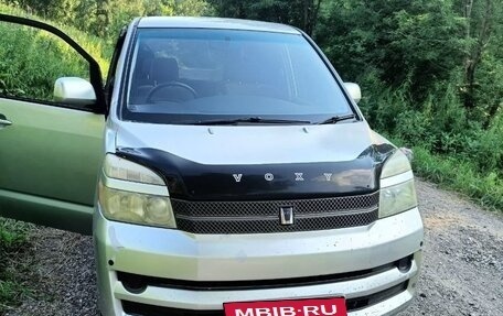 Toyota Voxy II, 2005 год, 850 000 рублей, 2 фотография