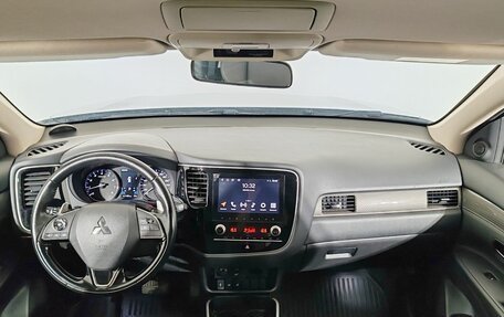Mitsubishi Outlander III рестайлинг 3, 2022 год, 2 690 000 рублей, 10 фотография