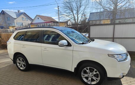 Mitsubishi Outlander III рестайлинг 3, 2013 год, 1 490 000 рублей, 4 фотография