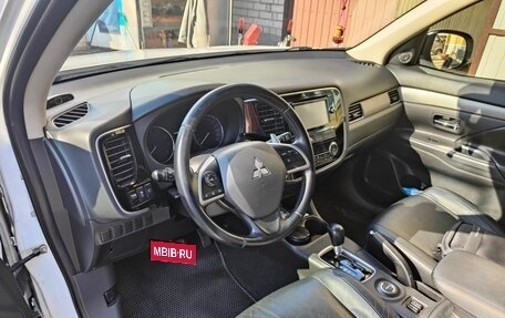 Mitsubishi Outlander III рестайлинг 3, 2013 год, 1 490 000 рублей, 10 фотография
