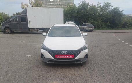 Hyundai Solaris II рестайлинг, 2021 год, 1 350 000 рублей, 2 фотография