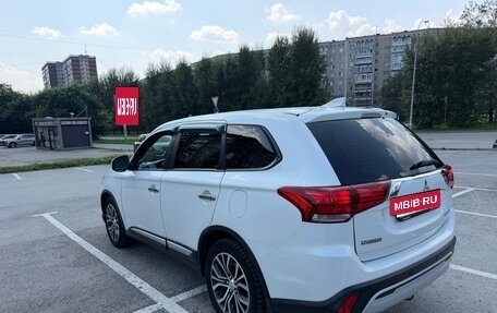 Mitsubishi Outlander III рестайлинг 3, 2019 год, 1 490 000 рублей, 4 фотография