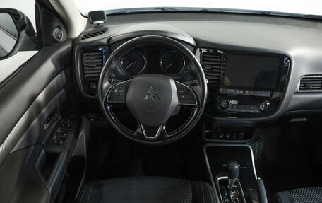 Mitsubishi Outlander III рестайлинг 3, 2017 год, 2 150 000 рублей, 11 фотография