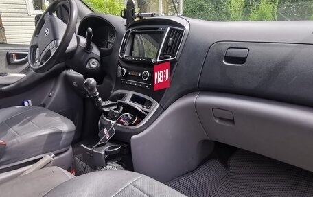 Hyundai H-1 II рестайлинг, 2015 год, 1 850 000 рублей, 3 фотография