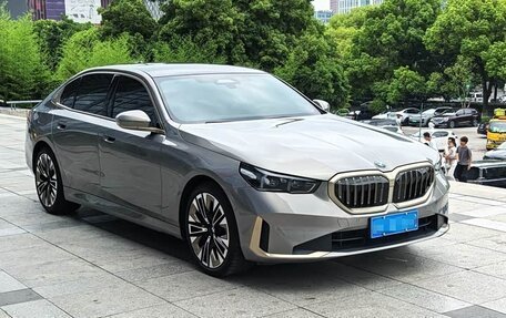 BMW 5 серия, 2024 год, 6 095 005 рублей, 2 фотография