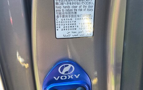 Toyota Voxy III, 2018 год, 2 400 000 рублей, 10 фотография