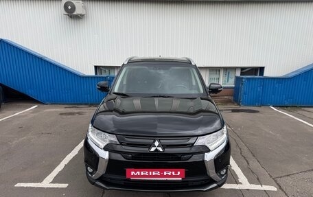 Mitsubishi Outlander III рестайлинг 3, 2018 год, 2 030 000 рублей, 2 фотография