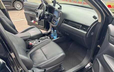 Mitsubishi Outlander III рестайлинг 3, 2018 год, 2 030 000 рублей, 15 фотография