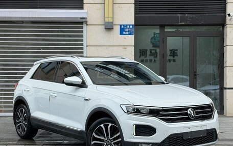 Volkswagen T-Roc I, 2022 год, 2 000 000 рублей, 2 фотография