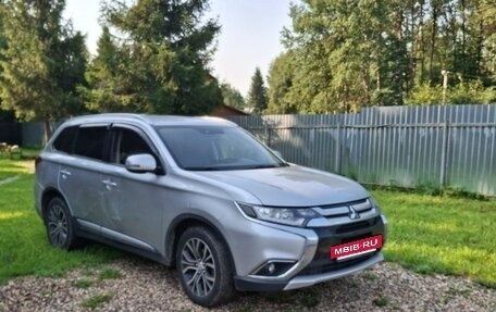 Mitsubishi Outlander III рестайлинг 3, 2015 год, 1 830 000 рублей, 26 фотография