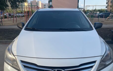 Hyundai Solaris II рестайлинг, 2014 год, 900 000 рублей, 1 фотография