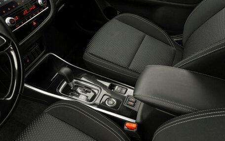 Mitsubishi Outlander III рестайлинг 3, 2021 год, 2 590 000 рублей, 14 фотография