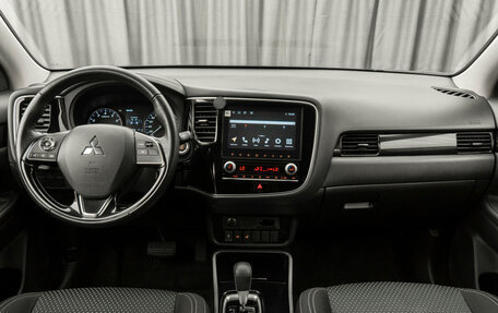 Mitsubishi Outlander III рестайлинг 3, 2021 год, 2 590 000 рублей, 8 фотография