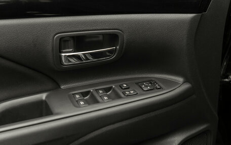 Mitsubishi Outlander III рестайлинг 3, 2021 год, 2 590 000 рублей, 13 фотография