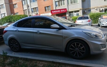 Hyundai Solaris II рестайлинг, 2013 год, 900 000 рублей, 1 фотография