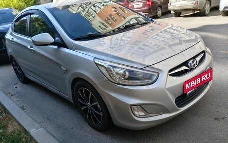 Hyundai Solaris II рестайлинг, 2013 год, 900 000 рублей, 2 фотография
