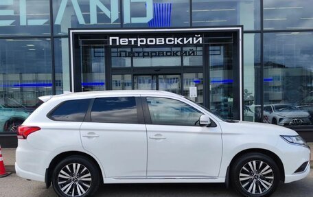 Mitsubishi Outlander III рестайлинг 3, 2022 год, 2 550 000 рублей, 5 фотография