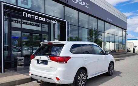 Mitsubishi Outlander III рестайлинг 3, 2022 год, 2 550 000 рублей, 6 фотография