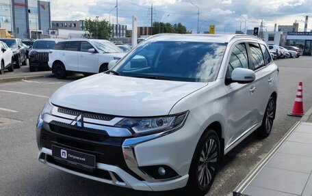 Mitsubishi Outlander III рестайлинг 3, 2022 год, 2 550 000 рублей, 3 фотография