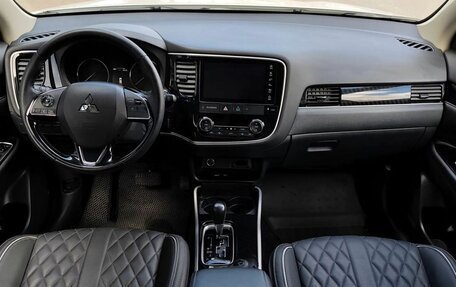 Mitsubishi Outlander III рестайлинг 3, 2022 год, 2 550 000 рублей, 11 фотография