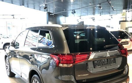 Mitsubishi Outlander III рестайлинг 3, 2021 год, 2 550 000 рублей, 3 фотография