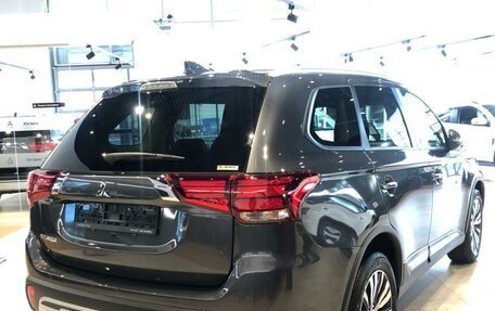 Mitsubishi Outlander III рестайлинг 3, 2021 год, 2 550 000 рублей, 4 фотография