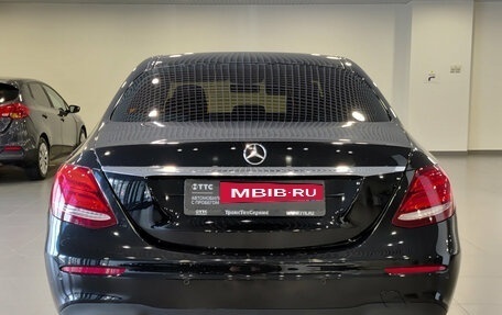 Mercedes-Benz E-Класс, 2018 год, 2 750 000 рублей, 10 фотография