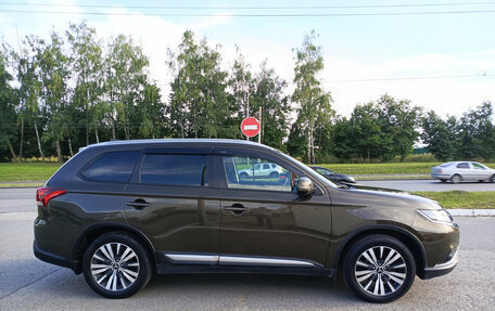 Mitsubishi Outlander III рестайлинг 3, 2020 год, 2 320 000 рублей, 8 фотография
