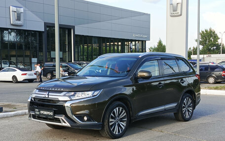 Mitsubishi Outlander III рестайлинг 3, 2020 год, 2 320 000 рублей, 5 фотография