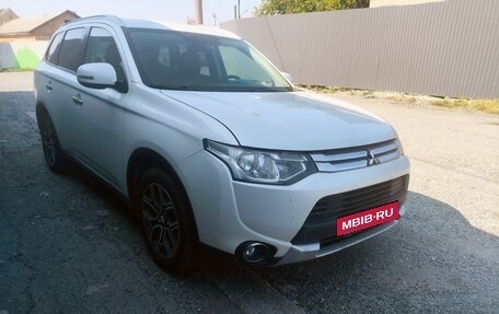 Mitsubishi Outlander III рестайлинг 3, 2014 год, 1 629 000 рублей, 4 фотография
