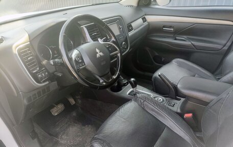 Mitsubishi Outlander III рестайлинг 3, 2014 год, 1 629 000 рублей, 10 фотография