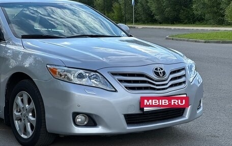 Toyota Camry, 2011 год, 999 000 рублей, 2 фотография