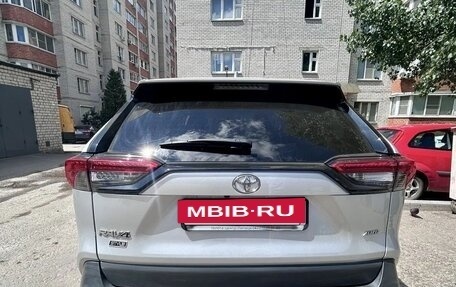 Toyota RAV4, 2022 год, 4 300 000 рублей, 4 фотография