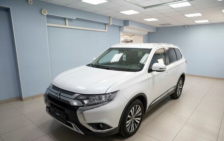 Mitsubishi Outlander III рестайлинг 3, 2019 год, 1 999 000 рублей, 2 фотография