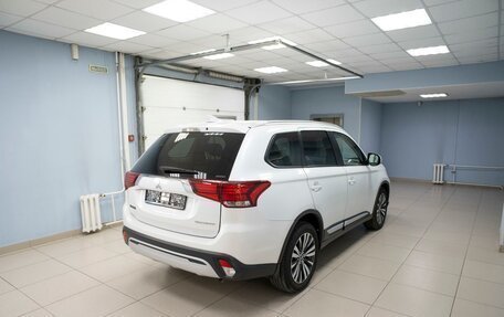 Mitsubishi Outlander III рестайлинг 3, 2019 год, 1 999 000 рублей, 3 фотография