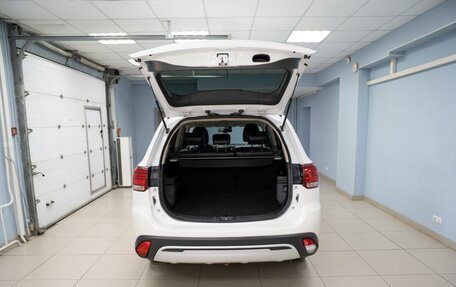 Mitsubishi Outlander III рестайлинг 3, 2019 год, 1 999 000 рублей, 6 фотография