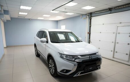 Mitsubishi Outlander III рестайлинг 3, 2019 год, 1 999 000 рублей, 4 фотография