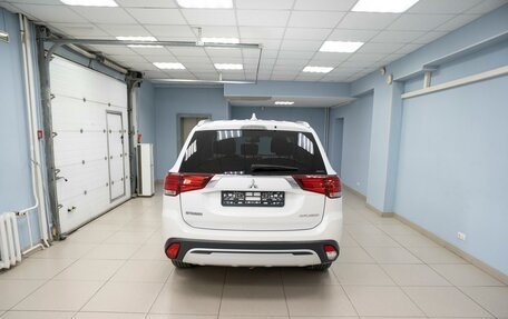 Mitsubishi Outlander III рестайлинг 3, 2019 год, 1 999 000 рублей, 7 фотография