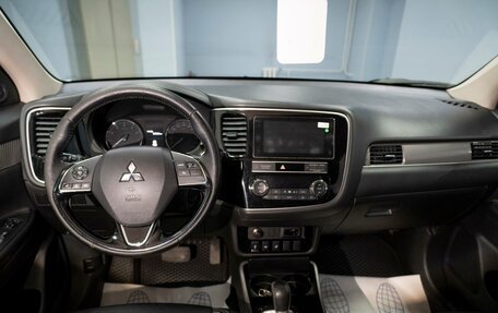 Mitsubishi Outlander III рестайлинг 3, 2019 год, 1 999 000 рублей, 11 фотография