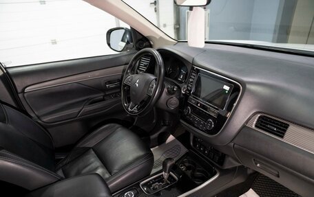 Mitsubishi Outlander III рестайлинг 3, 2019 год, 1 999 000 рублей, 16 фотография