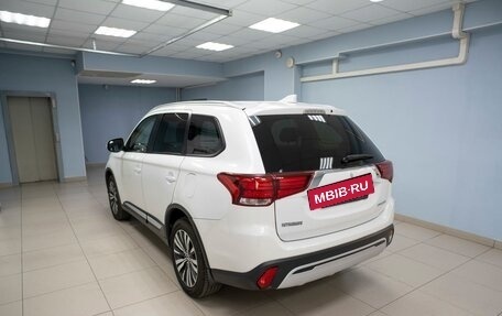 Mitsubishi Outlander III рестайлинг 3, 2019 год, 1 999 000 рублей, 5 фотография